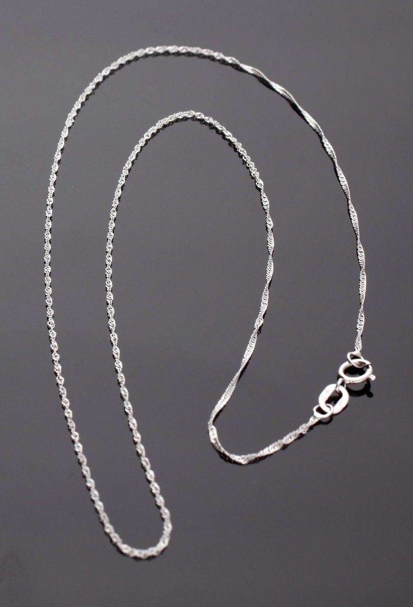 cadena oro blanco 18 kilates modelo singapur de 45 centimetros fotografia sin recortar sobre fondo negro para joyeria online el rubi joyeros