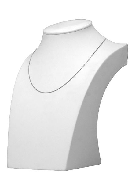 cadena oro blanco 18 ktes eslabones barbados 45 cm 243_340-50130B-45 vista en expositor de escaparate