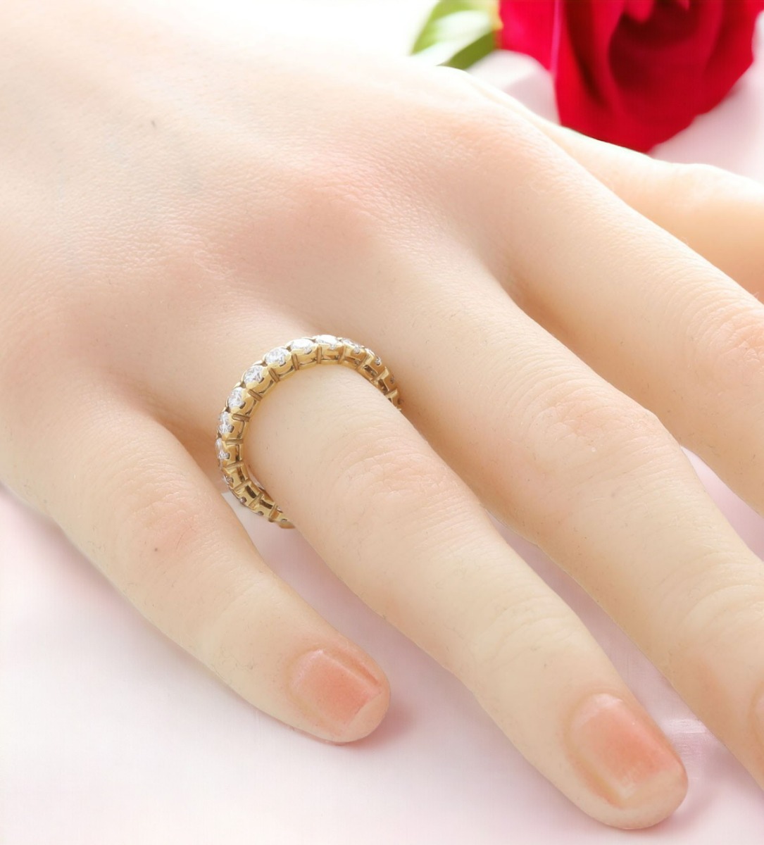 anillo oro amarillo 18 ktes con diamantes alianza completa foto mano maniqui