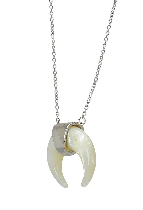 gargantilla plata con motivo media luna de nacar vista de costado 280_2030600_01