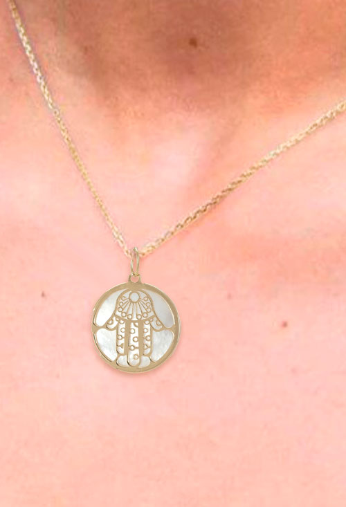 colgante oro y nacar mano de fatima foto en maniqui