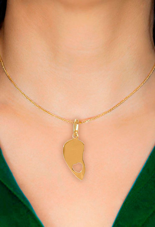 colgante oro corazon partido fotografia en modelo