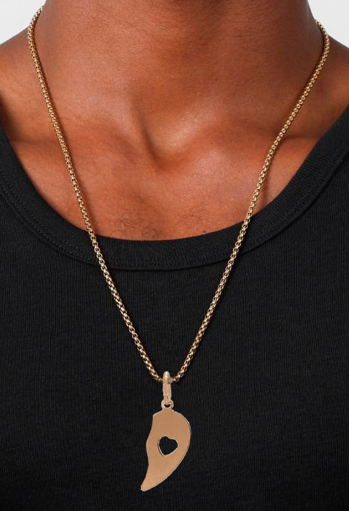 colgante oro corazon partido fotografia modelo masculino