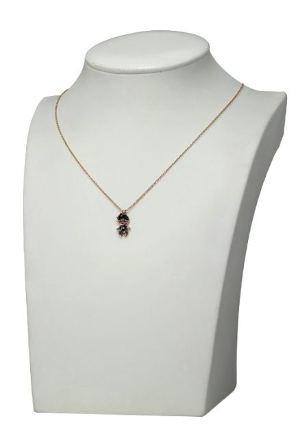 gargantilla plata chapada en rosa motivo niña cuajada de cristales multicolores vista en peto 295_PVOL74160_01