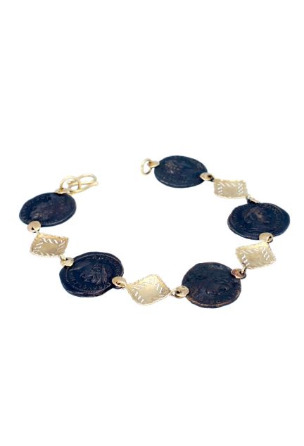pulsera de oro y monedas de bronce a precio muy barato vista desde arriba 095_448316