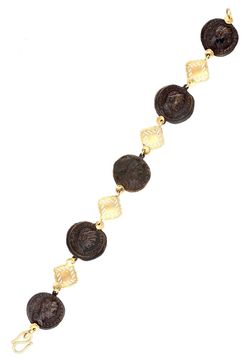 pulsera oro amarillo y monedas de bronce vista extendida