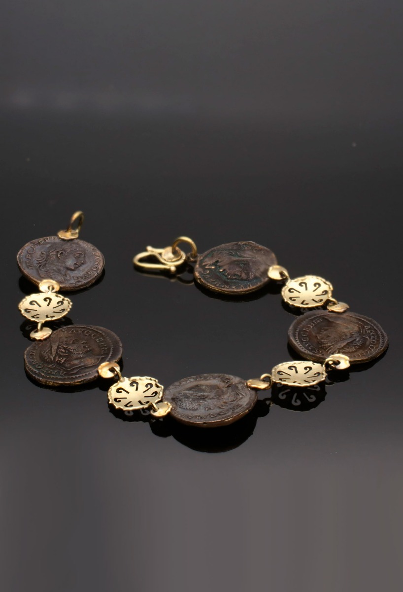 pulsera oro amarillo 18 ktes y monedas de bronce vista fisica sobre fondo negro para web el rubi joyeros