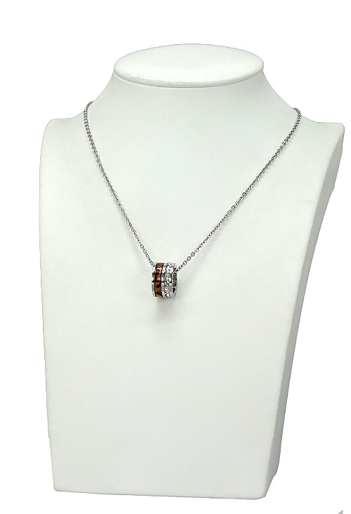 conjunto pendientes y sortija acero y esmalte vista gargantilla en expositor 276_A2786_04