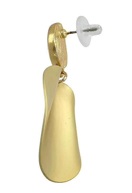 pendientes largos IP amarillo modelo de diseño vista lateral 276_P0019_02