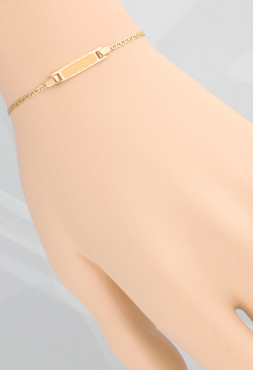 pulsera oro amarillo 9 kilates para bebe fotografia puesta en modelo