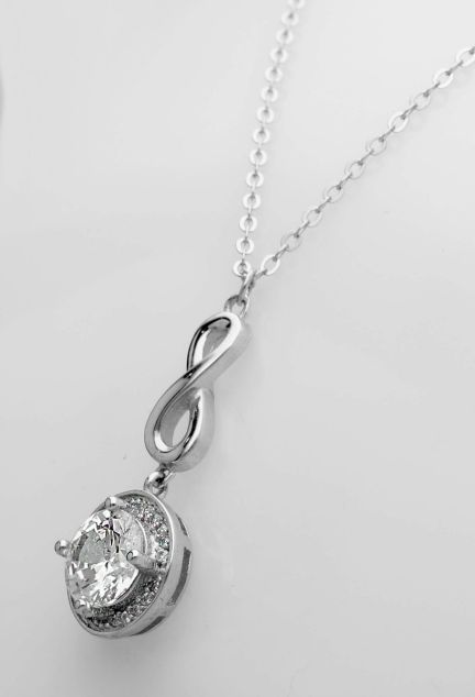 gargantilla de plata motivo roseta y simbolo de infinito toma de lado para web