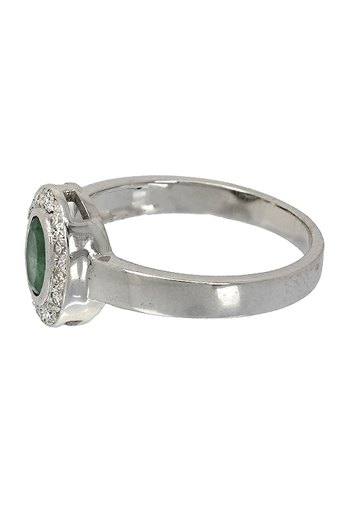 anillo de oro blanco con esmeraldas y diamantes vista en plano 020_SB10868_02