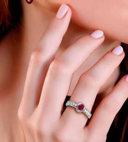 anillo de oro amarillo 18 ktes con diamantes carre y rubi fino toma modelo mano