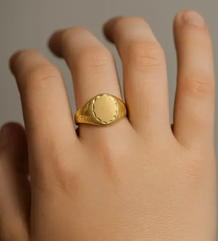 anillo-de-oro-sello-para-grabar-de-nino-292_9KSTO14 modelo mano