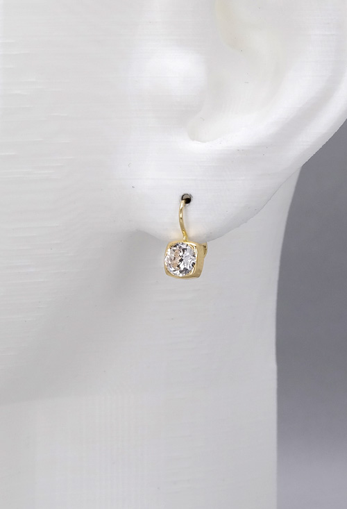 Pendientes largos de oro amarillo con cierre de ballestilla y chaton cuadrado peto