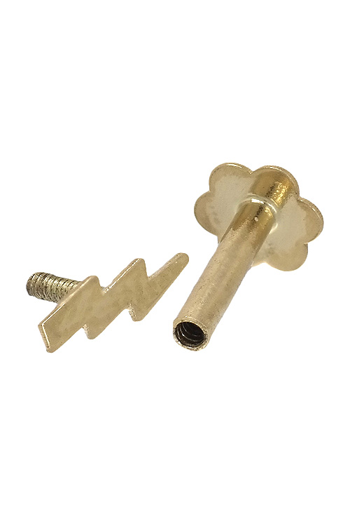 Piercing de oro amarillo de 18 kilates con forma de rayo para el tragus de la oreja en nuestra joyeria online partes