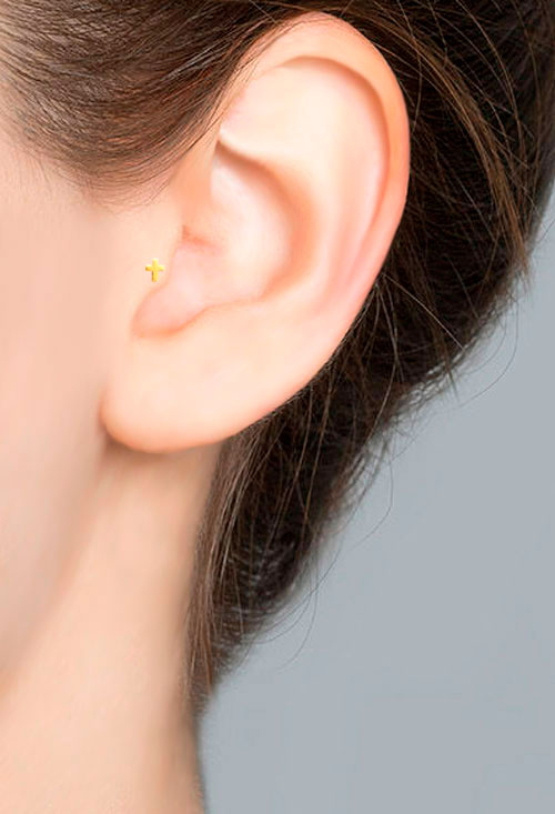 piercing oro amarillo 18 kilates con forma de cruz especifico para el tragus vista oreja modelo