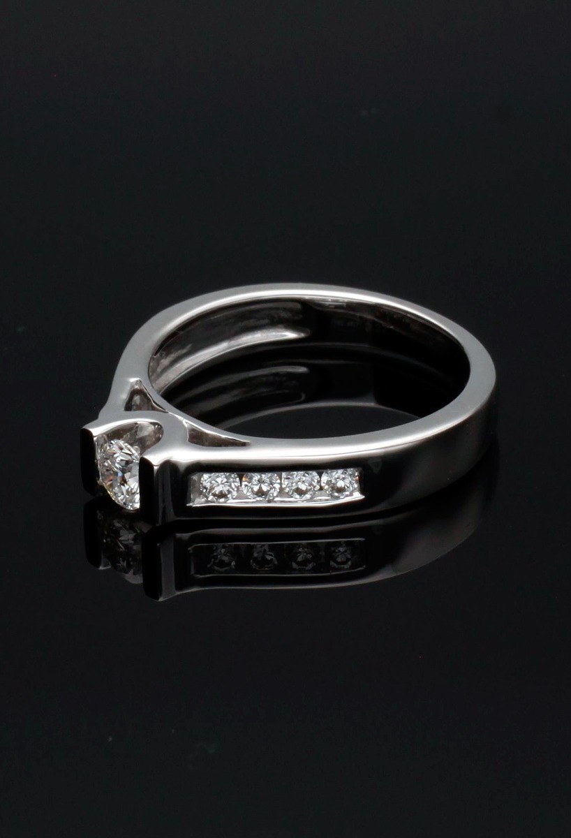 anillo compromiso oro blanco con diamantes 0,37 quilates fotografia sin recortar fondo negro para web el rubi joyeros