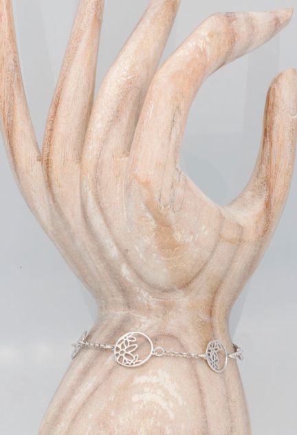 pulsera de plata con entrepiezas circulares caladas con flores vista modelo mano 240_I3-5RF_01