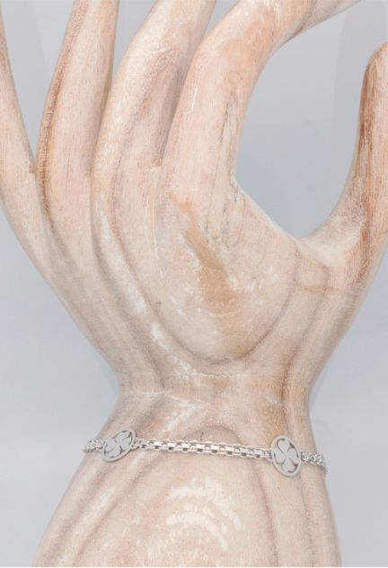 pulsera de plata con entrepiezas en forma de trébol vista modelo mano 240_POT-F6_01