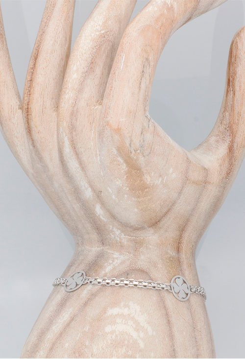 pulsera de plata con entrepiezas en forma de trébol vista modelo mano 240_POT-F6_01