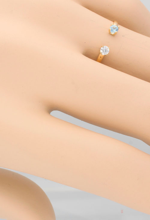 anillo oro amarillo 18 kilates brazo abierto con circonita y topacio azul vista maniqui 030_SOR-2-TA_03