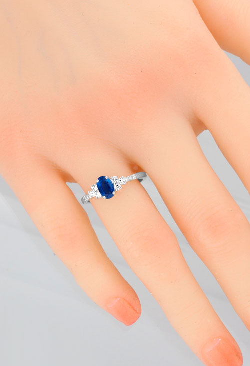 anillo oro blanco y diamantes con zafiro fino kanchanaburi vista modelo mano 305_MV74-10Z_03