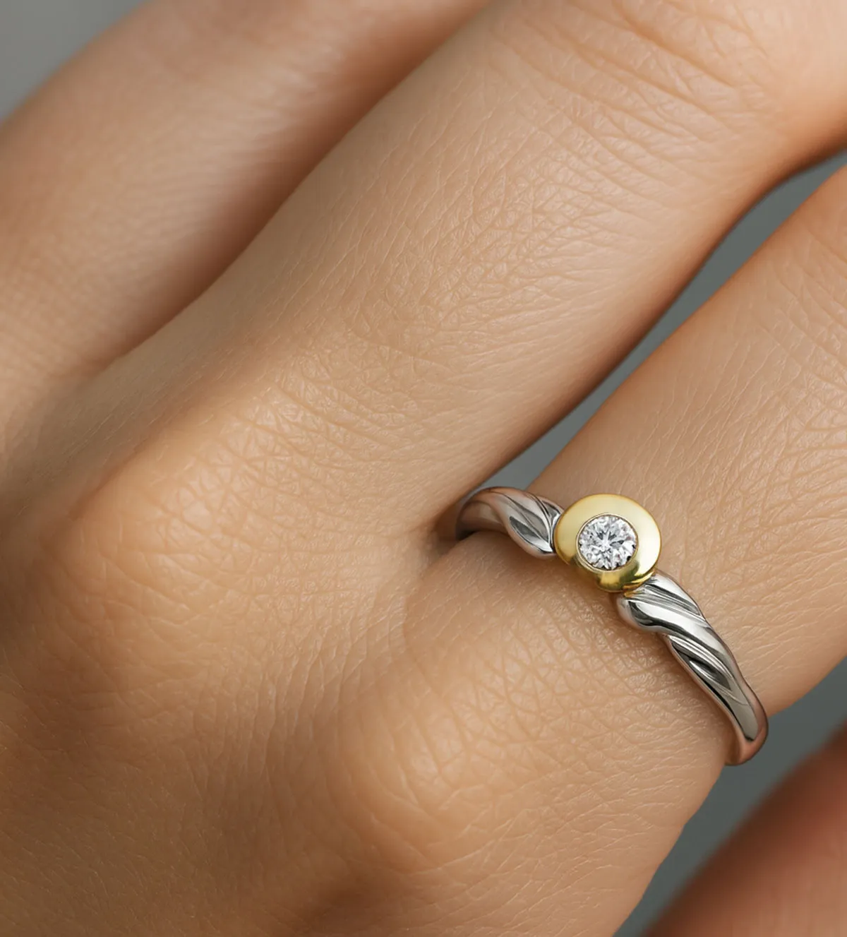 anillo-de-oro-bicolor-18k-con-brillante-192_Z0539_02 modelo mano