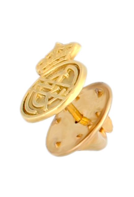 insignia oro 18k real madrid toma lateral con vista al cierre