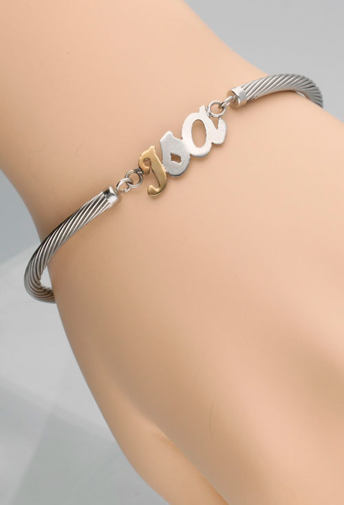 pulsera de oro y acero con el nombre de ISA fotografia para parrilla en maniqui