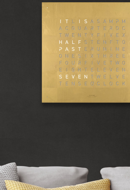 Qlocktwo Stainless Steel Gold reloj de pared letras colgado