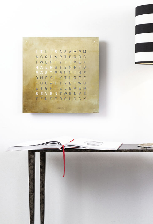 Qlocktwo Silver and Gold reloj de pared letras de 45x45 Cms colgado