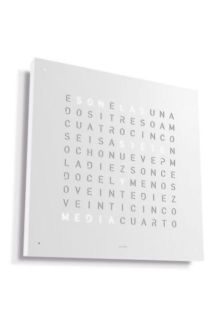 Qlocktwo Stainless Steel White Pepper reloj de pared letras ladeado