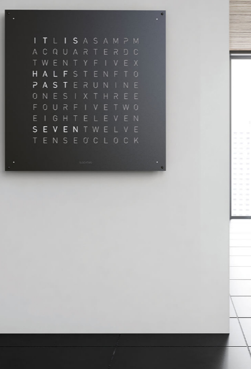 Qlocktwo Stainless Steel Black Pepper reloj pared grande 90x90 Cms colgada