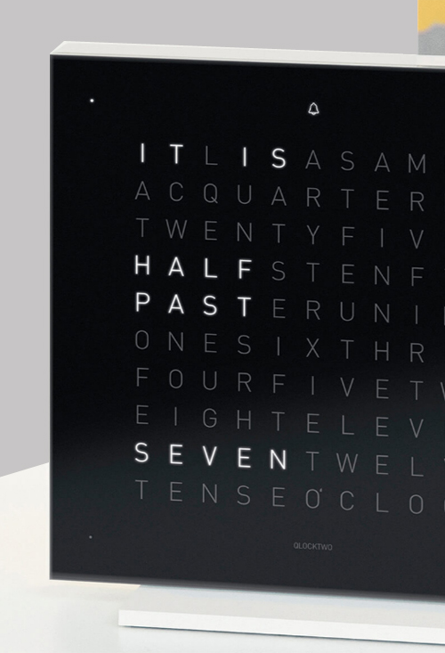 Qlocktwo Pure Series Black Ice Tea reloj de sobremesa 13.5 Cms vista parcial