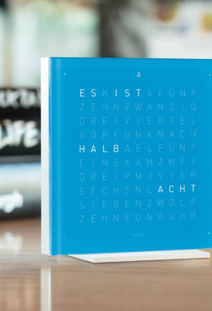 Qlocktwo Pure Series Blue candy reloj de sobremesa 13.5 Cms vista parcial