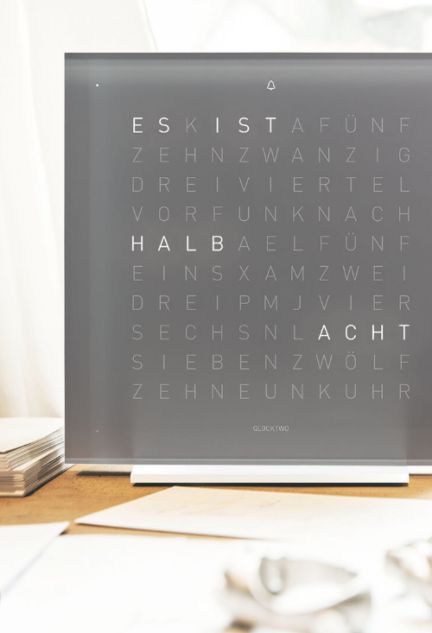 Qlocktwo Pure Series Grey Tea reloj de sobremesa 13.5 Cms vista parcial