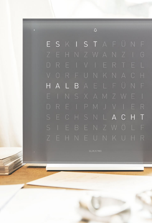 Qlocktwo Pure Series Grey Tea reloj de sobremesa 13.5 Cms vista parcial