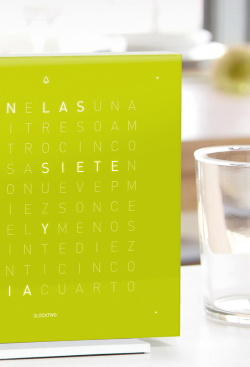 Qlocktwo Pure Series Lime Juice reloj de sobremesa 13.5 Cms vista parcial