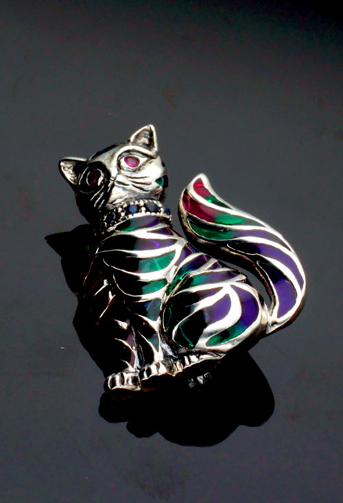 broche solapa plata de ley gato esmaltado vista sin recortes fondo negro