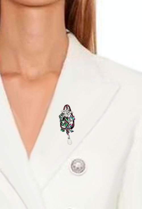 broche hada de plata con perla cultivada foto para web toma montaje modelo chaqueta