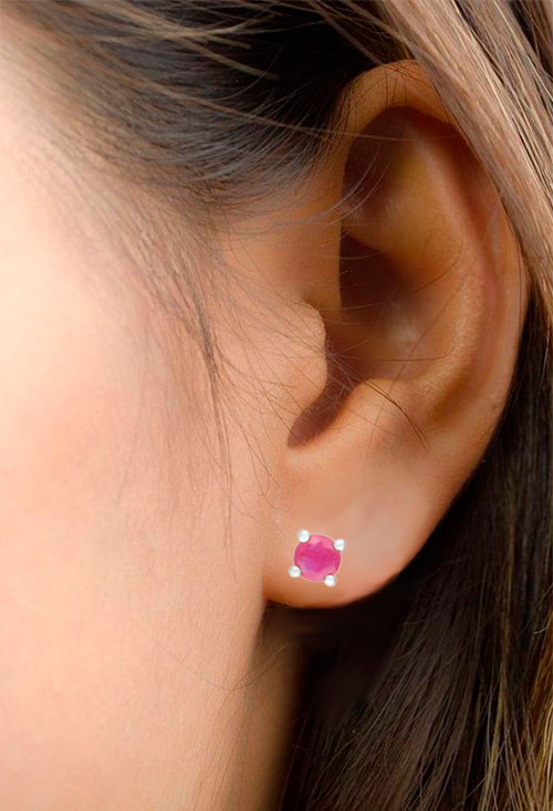 pendientes de oro blanco 18k y rubies finos fotografia modelo femenino para parrilla web el rubi joyeros