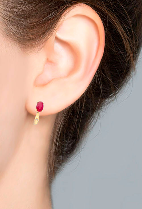 pendientes oro 18 kilates con rubi y circonita fotografia modelo para utilizar en la web de el rubi joyeros
