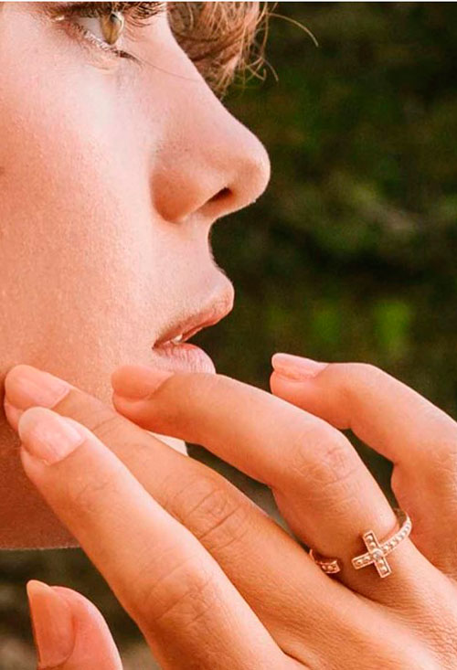 sortija plata con diamante forma cruz fotografia para exponber en web el rubi joyeros toma modelo live