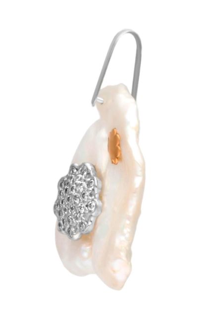 colgante oro y nacar con circonitas foto toma lateral