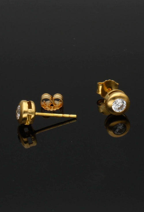 pendientes de oro amarillo 18k con circon fotografia natural