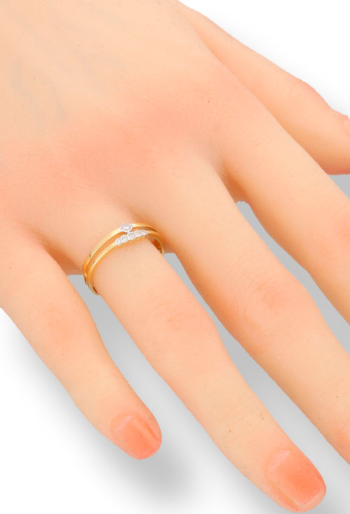 anillo oro bicolor 18k con circonitas fotografia modelo mano 314_5330