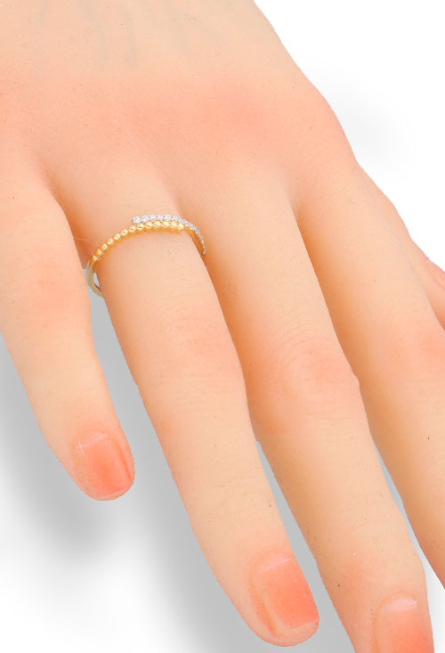 anillo oro bicolor con circonitas 18 kilates brazo cruzado fotografia modelo mano para utilizar en web