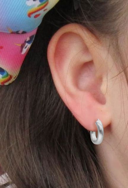 aros plata de ley con 3 mm de grueso y 14 de diametro fotografia para web joyeria online precio especial toma modelo