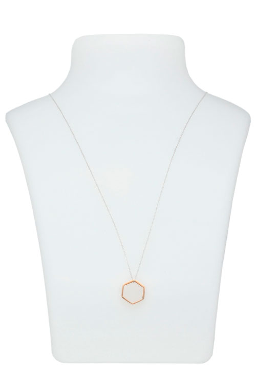 gargantilla de oro bicolor blanco y rosa hexagono calado fotografia en expositor